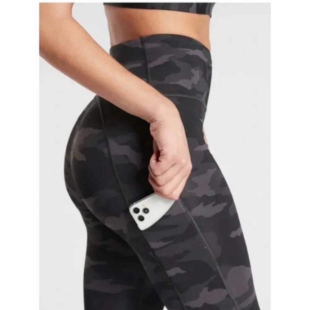 Athleta Ultimate Stash Pocket Camo 7/8 Size Small‎ - Picture 13 of 15